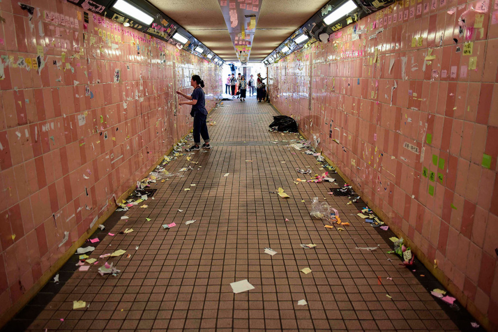 Seorang legislator kota pro-Beijing, Junius Ho, yang telah menjadi kritikus vokal atas protes, telah mendesak para pendukungnya untuk membersihkan sekitar 100 Lennon Walls di sekitar kota pada hari Sabtu.    Dinding-dinding itu dinamai seperti Dinding John Lennon di Praha yang dikuasai komunis pada 1980-an yang ditutupi dengan lirik Beatles dan pesan-pesan politik. Namun, dalam pesan yang diunggah Jumat malam di halaman Facebook-nya pada hari Jumat, Ho mengatakan demi keamanan Lennon Walls tidak akan dibersihkan, hanya jalan-jalannya saja.   
