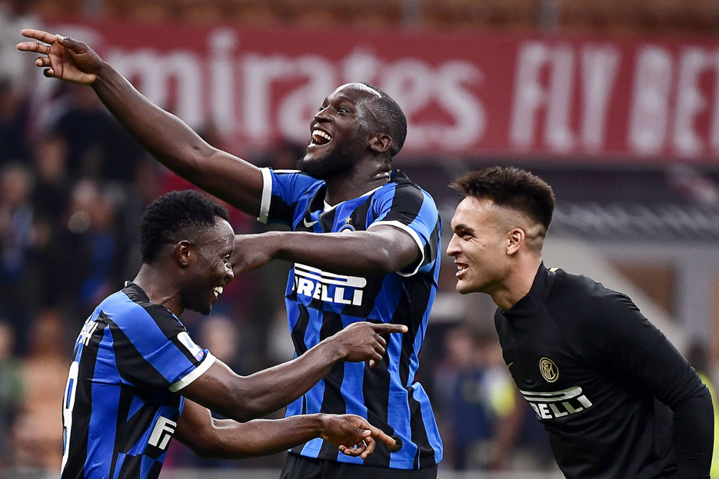 Menit ke-78, Inter berhasil menggandakan keunggulan. Dari sisi kiri, Nicolo Barella melepas umpan silang yang berhasil ditanduk Romelu Lukaku, 2-0.