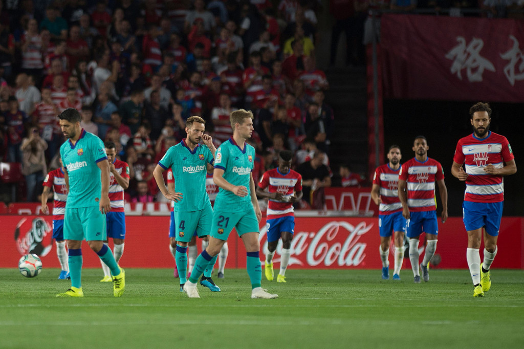 Barcelona sudah tertinggal di menit kedua setelah Granada mencetak gol lewat Ramon Azeez. 
