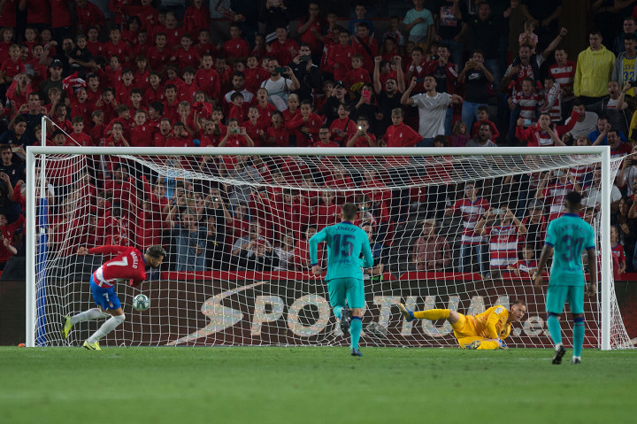 Penalti Alvaro Vadillo di menit ke-66 kemudian membuat Barcelona semakin tertinggal.