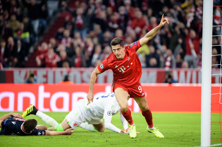 Bayern sudah unggul 1-0 di babak pertama melalui gol Robert Lewandowski. Skor tersebut bertahan hingga turun minum. AFP Photo/Matthias Balk