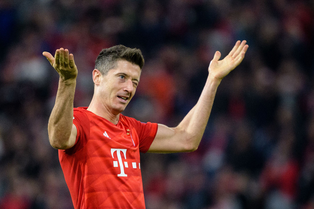 Tim tuan rumah semakin lincah di babak kedua dengan mencetak tiga gol tambahan. Lewandowski kembali mencatatkan namanya di papan skor. AFP Photo/Matthias Balk