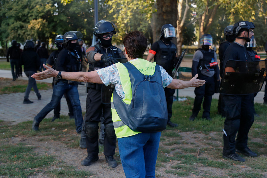 Polisi menghalau massa anarko Black Bloc di Paris. AFP Photo/Zakaria Abdelkafi