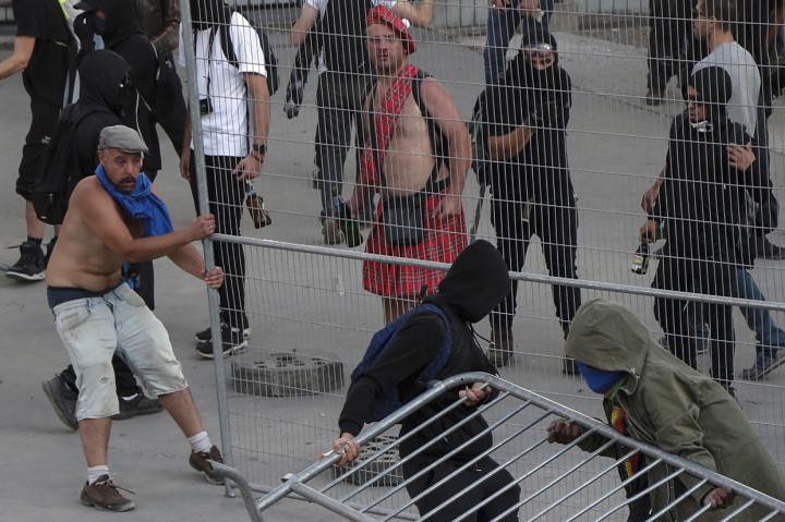 Aksi unjuk berubah menjadi rusuh usai kelompok black bloc itu memprovokasi massa untuk melawan polisi. Koordinator lapangan demonstrasi itu kemudian menyeru peserta aksinya untuk meninggalkan situasi yang berubah rusuh. AFP Photo/Zakaria Abdelkafi