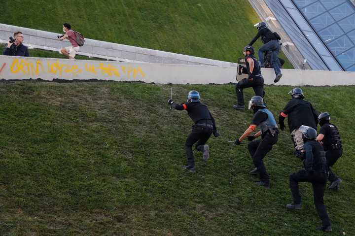 Polisi menggunakan tongkat polisi untuk membubarkan massa. Gas air mata ditembakkan. Total ada 15.200 pengunjuk rasa yang ikut pawai iklim. AFP Photo/Zakaria Abdelkafi
