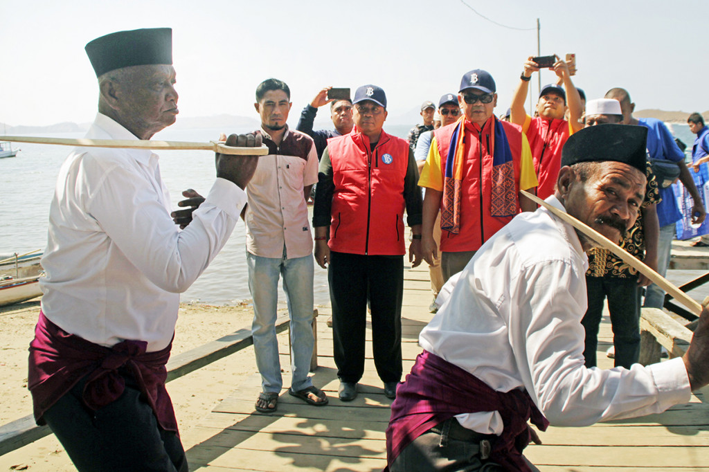 Kepala Departemen Pengelolaan Uang (DPU) Bank Indonesia Heru Pranoto (kanan) dan Kepala BI perwakilan NTT I Nyoman Ariawa Atmaja (kedua kiri) bersama tim ekspedisi kas keliling disambut warga desa Komodo untuk melaksanakan penukaran uang lusuh saat kegiatan Ekspedisi Kas Keliling pulau Terluar, Terdepan dan Tertinggal (3T) hari kedua di Pulau Komodo, Kabupaten Manggarai Barat, NTT. 