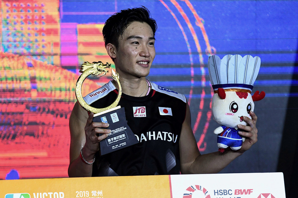 Pebulutangkis Jepang Kento Momota berpose di podium usai menjadi juara China Open 2019, usai mengalahkan Anthony Sinisuka Ginting.