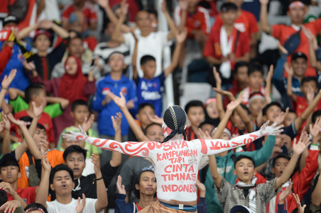 Sejumlah pendukung Timnas Indonesia U-16 memberikan dukungan saat melawan Timnas Tiongkok U-16 pada laga kualifikasi Piala AFC U-16 2020 di Stadion Gelora Bung Karno (GBK) Senayan, Jakarta. Antara Foto/M Risyal Hidayat