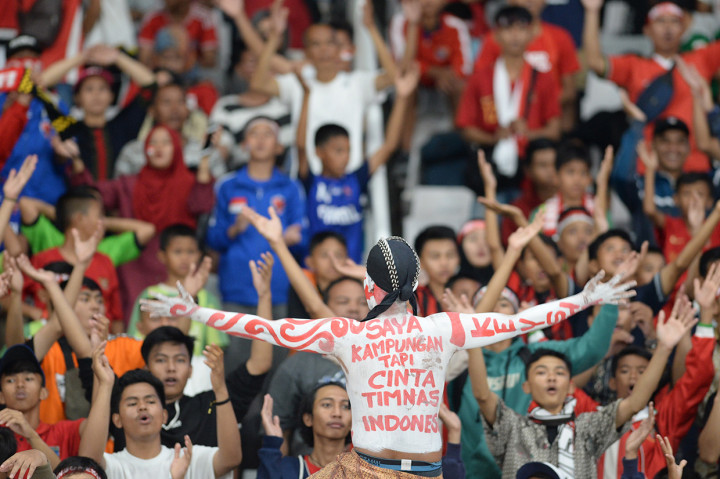 Sejumlah pendukung Timnas Indonesia U-16 memberikan dukungan saat melawan Timnas Tiongkok U-16 pada laga kualifikasi Piala AFC U-16 2020 di Stadion Gelora Bung Karno (GBK) Senayan, Jakarta. Antara Foto/M Risyal Hidayat