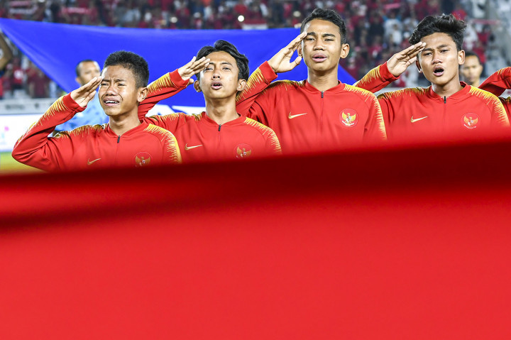 Timnas Indonesia menghadapi Tiongkok di Stadion Madya, Senayan. Para pemain tampak menangis sebelum laga, saat lagu Indonesia Raya berkumandang di stadion. Antara Foto/Galih Pradipta