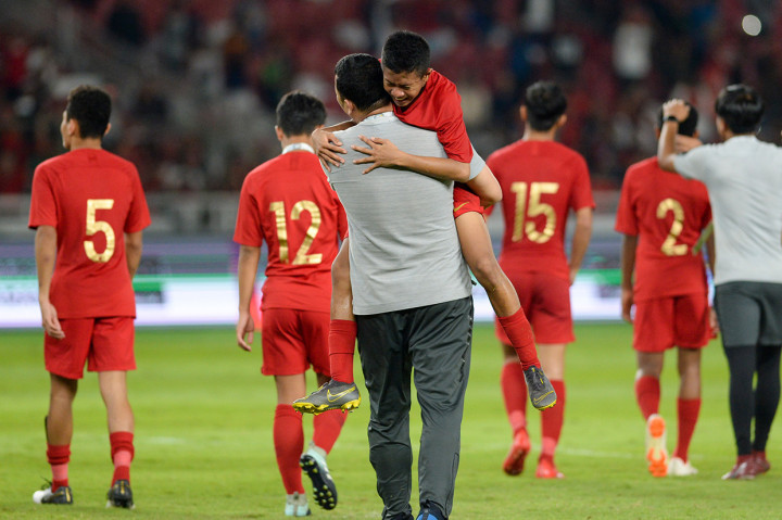 Pesepak bola Timnas Indonesia U-16 Ruy Arianto (tengah) meluapkan ekspresi saat digendong ofisial usai melawan Timnas Cina U-16 pada laga kualifikasi Piala AFC U-16 2020 di Stadion Gelora Bung Karno (GBK) Senayan, Jakarta. Antara Foto/M Risyal Hidayat