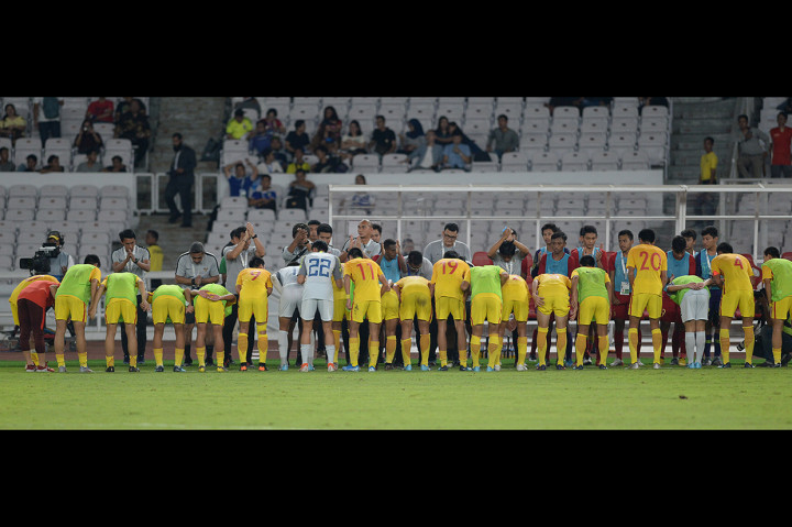 Pesepak bola Timnas Tiongkok U-16 memberikan hormat pada pelatih dan ofisial Timnas Indonesia U-16 usai laga kualifikasi Piala AFC U-16 2020 di Stadion Gelora Bung Karno (GBK) Senayan, Jakarta. Antara Foto/M Risyal Hidayat