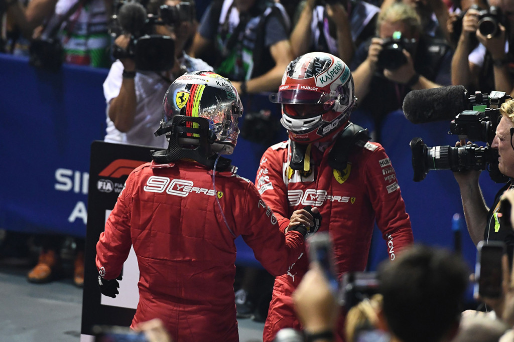 Vettel menyelesaikan balapan 61 lap yang berlangsung di Sirkuit Jalan Raya Marina Bay, Singapura, dengan keunggulan 2,6 detik atas rekan setimnya, Charles Leclerc. AFP Photo/Mohd Rasfan