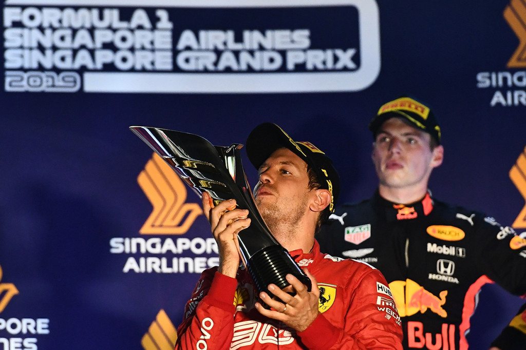 Kali terakhir Vettel menjadi juara seri F1 adalah pada balapan GP Belgia 2018. Sementara kemenangan di GP Singapura merupakan yang kelima bagi pebalap asal Jerman tersebut. AFP Photo/Mohd Rasfan