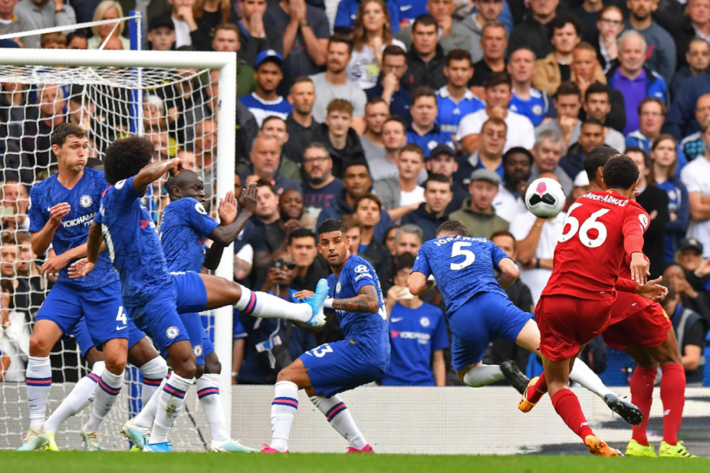 Gawang Chelsea kebobolan dua kali oleh Liverpool di babak pertama, melalui Trent Alexander-Arnold dan Roberto Firmino. AFP Photo/Olly Greenwood