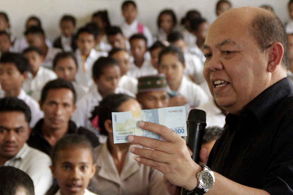 Manager Divisi III Bank Indonesia Husni Halimi mensosialisasikan ciri-ciri keaslian uang Rupiah kepada masyarakat dan para pelajar di desa Nggorang, Kabupaten Manggarai Barat, NTT. 
