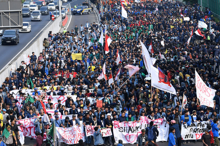 Ribuan mahasiswa dari sejumlah elemen mahasiswa se-Jabodetabek berunjuk rasa di depan kompleks Parlemen, Senayan, Jakarta. Antara Foto/Aditya Pradana Putra