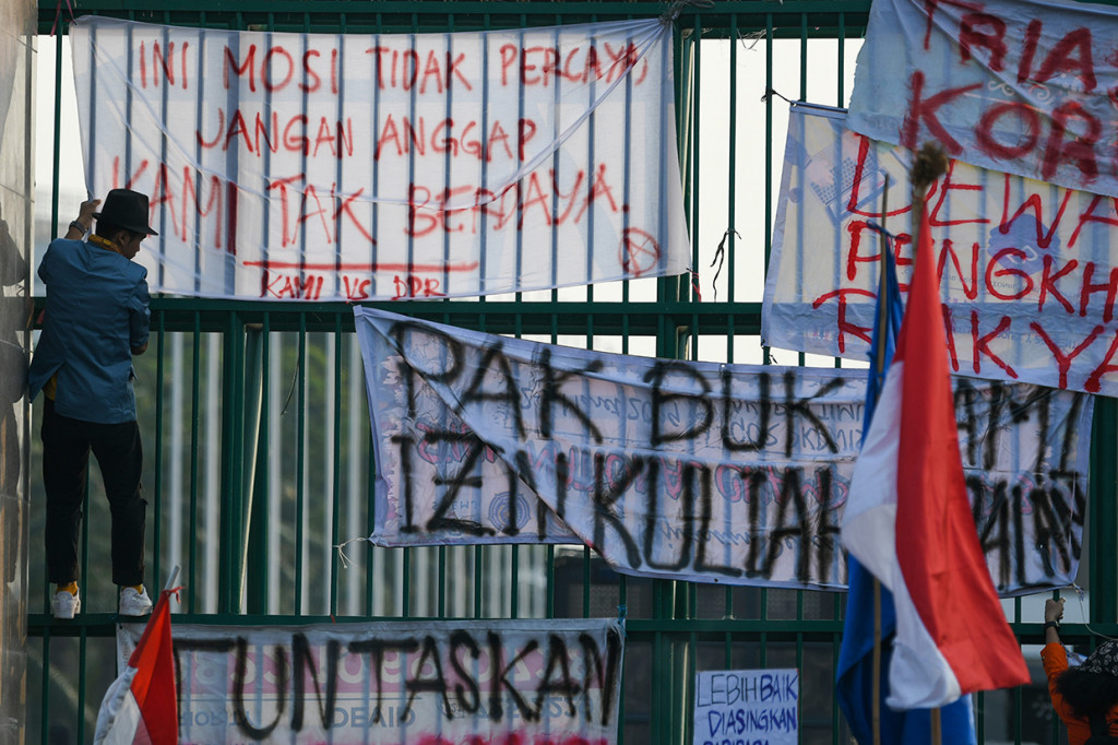 Mereka menyuarakan penolakan Revisi Undang-Undang Nomor 30 Tahun 2002 tentang Komisi Pemberantasan Tindak Pidana Korupsi (KPK) dan Revisi Undang-Undang KUHP (RUU KUHP). Antara Foto/M Risyal Hidayat