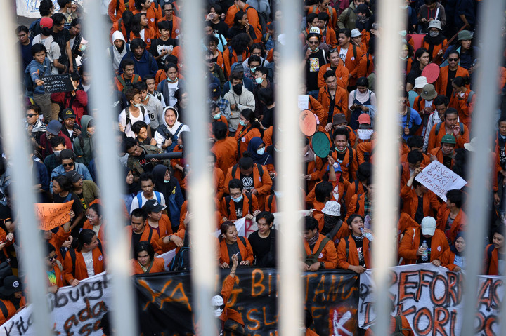 Dalam aksi itu, para mahasiswa menilai DPR telah mencederai amanat reformasi. Antara Foto/Aditya Pradana Putra