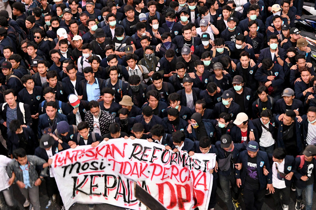 Mahasiswa menyatakan sikap ketidakpercayaan alias mosi tak percaya kepada wakil rakyat atas pengesahan revisi UU KPK dan rencana pengesahan RUU KUHP. Antara Foto/M Risyal Hidayat