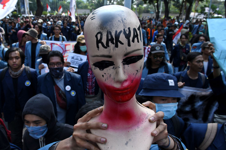 Mahasiswa berjalan kaki dari Jalan Gerbang Pemuda menuju depan kompleks Parlemen saat berunjuk rasa di Jakarta. Antara Foto/Aditya Pradana Putra