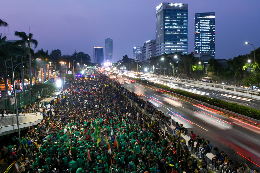 Mahasiswa bertahan di depan kompleks Parlemen, Senayan, Jakarta, hingga malam. Antara Foto/M Risyal Hidayat