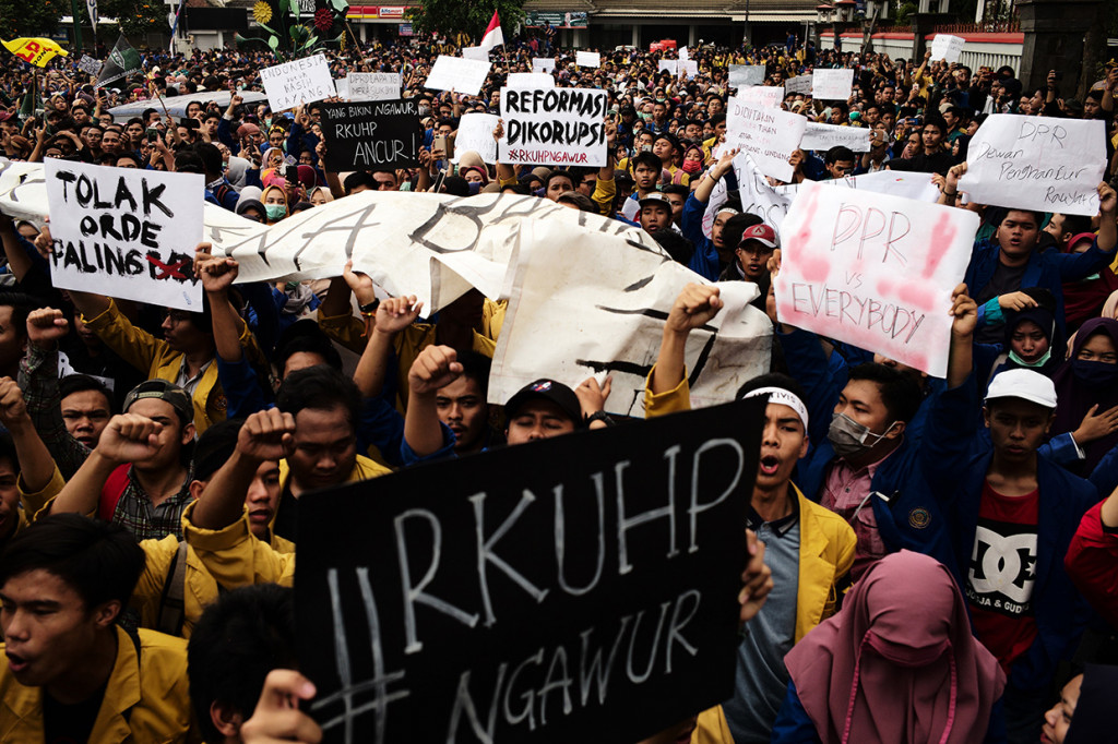 Masa aksi yang terdiri dari berbagai elemen mahasiswa di sejumlah perguruan tinggi di Kabupaten Banyumas tersebut memaksa perwakilan DPRD Banyumas untuk ikut menandatangani dan menyampaikan surat penolakan terhadap UU KPK dan pengesahan RUU KUHP ke DPR di Jakarta. Antara Foto/Idhad Zakaria
