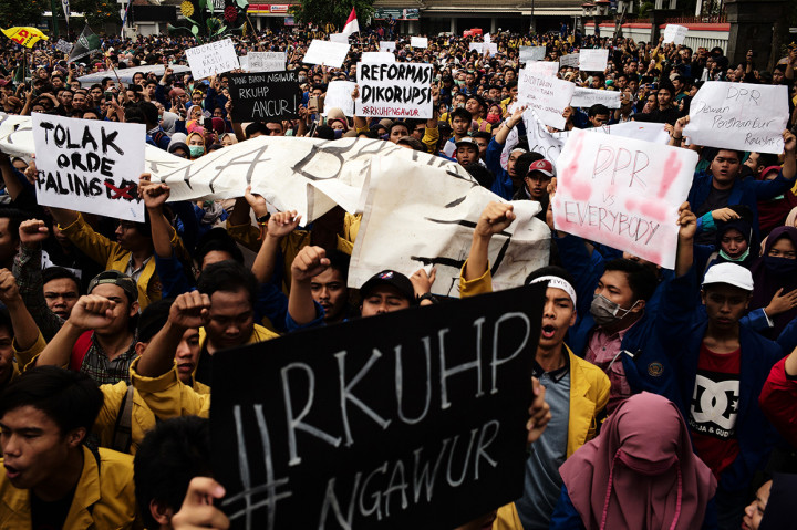 Masa aksi yang terdiri dari berbagai elemen mahasiswa di sejumlah perguruan tinggi di Kabupaten Banyumas tersebut memaksa perwakilan DPRD Banyumas untuk ikut menandatangani dan menyampaikan surat penolakan terhadap UU KPK dan pengesahan RUU KUHP ke DPR di Jakarta. Antara Foto/Idhad Zakaria