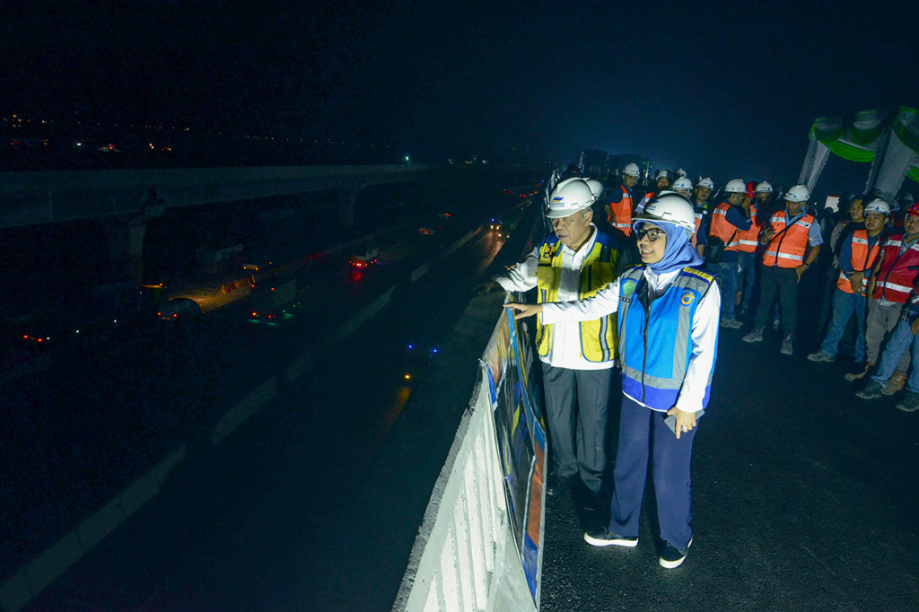 Menteri Pekerjaan Umum dan Perumahan Rakyat Basuki Hadimuljono (kiri) bersama Direktur Utama PT Jasa Marga (Persero) Tbk Desi Arryani meninjau uji beban tol Jakarta-Cikampek Elevated II di Cikarang, Kabupaten Bekasi, Jawa Barat, Senin, 23 September 2019. 