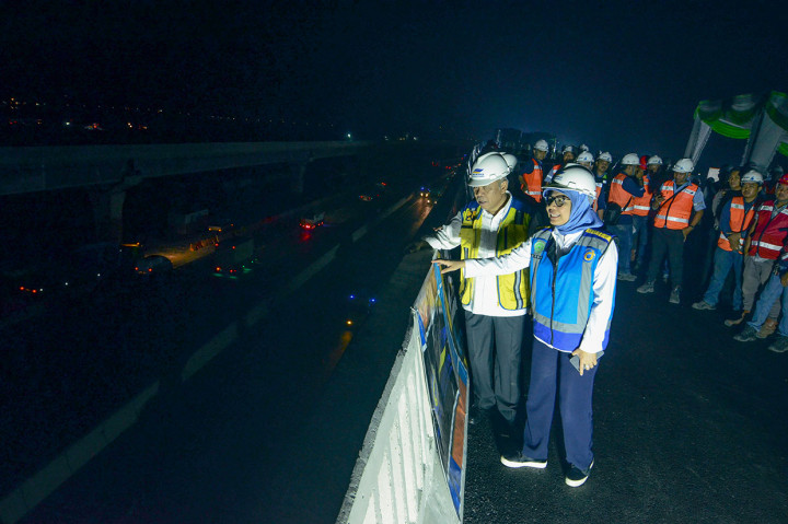Menteri Pekerjaan Umum dan Perumahan Rakyat Basuki Hadimuljono (kiri) bersama Direktur Utama PT Jasa Marga (Persero) Tbk Desi Arryani meninjau uji beban tol Jakarta-Cikampek Elevated II di Cikarang, Kabupaten Bekasi, Jawa Barat, Senin, 23 September 2019. 