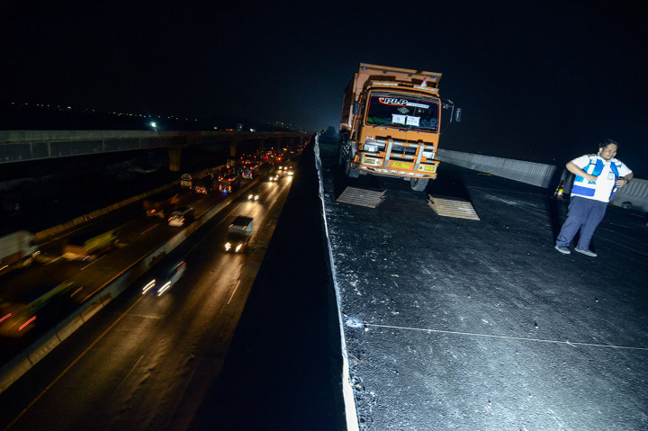 Uji beban dilakukan secara statis maupun dinamis dengan 16 truk berbobot 26 ton.