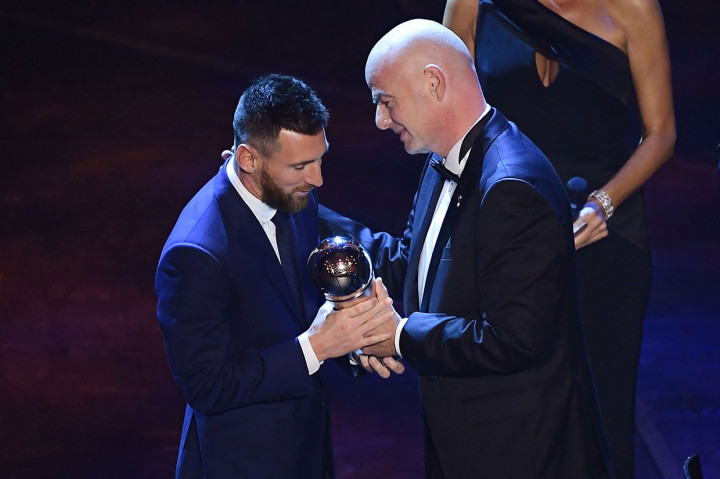 Pemain depan Argentina dan Barcelona Lionel Messi menerima trofi Penghargaan Pemain Pria Terbaik FIFA 2019 dari Presiden FIFA Gianni Infantino dalam seremoni yang digelar di Teatro Alla Scala, Milan, Selasa, 24 September 2019 dini hari WIB.