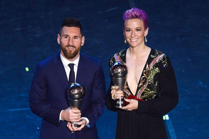 Sementara itu penghargaan Pemain Terbaik FIFA 2019 kategori perempuan diraih oleh Megan Rapinoe. Rapinoe mengantarkan AS menjuarai Piala Dunia Wanita 2019. Dia mengalahkan rekan senegaranya Alex Morgan dan pemain timnas Inggris Lucy Bronze.