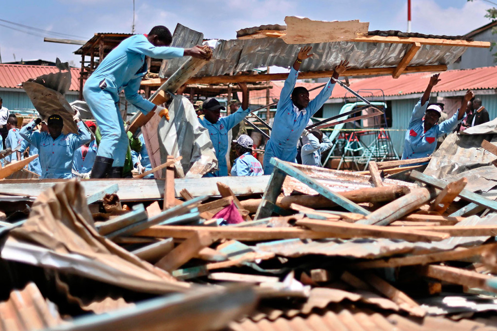 Tim penyelamat membersihkan puing-puing sebuah ruang kelas yang runtuh di SD Precious Talent, daerah Dagoretti, Nairobi, Kenya, Senin, 23 September 2019 waktu setempat.