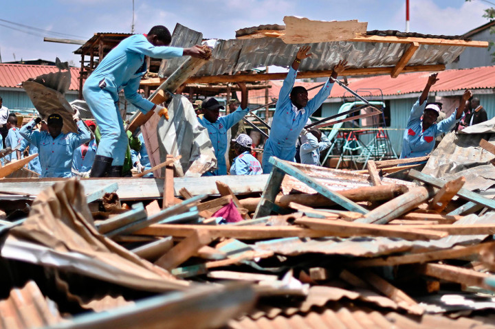 Tim penyelamat membersihkan puing-puing sebuah ruang kelas yang runtuh di SD Precious Talent, daerah Dagoretti, Nairobi, Kenya, Senin, 23 September 2019 waktu setempat.