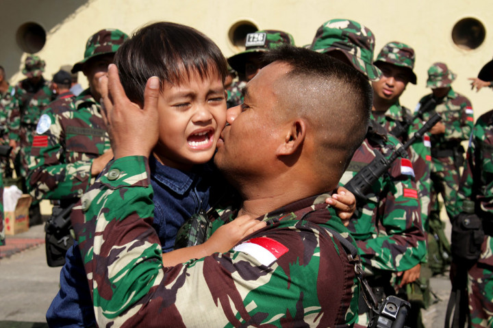 Seorang prajurit TNI mencium anaknya sebelum pemberangkatan pasukan Satuan Tugas (Satgas) Yonif 726/Tml di Pelabuhan Soekarno Hatta, Makassar, Sulawesi Selatan, Selasa, 24 September 2019.