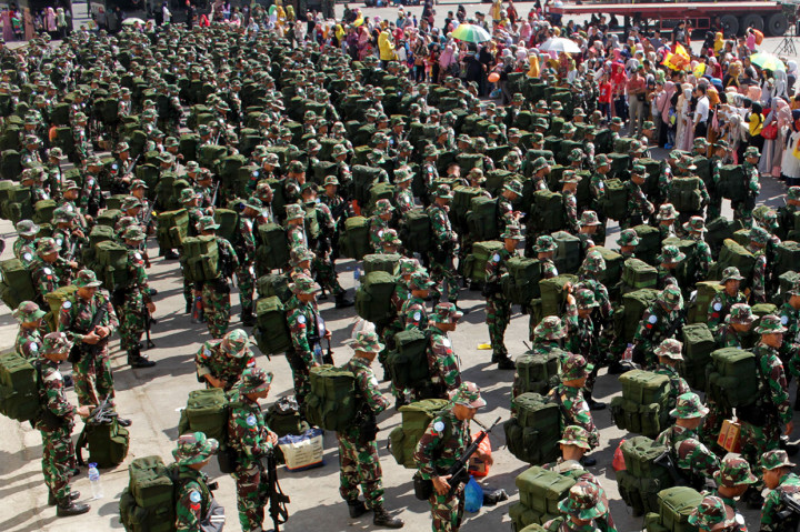 Sebanyak 423 personel Satgas Yonif 726/Tml diberangkatkan ke Pusat Misi Pemeliharaan Perdamaian Tentara Nasional Indonesia (PMPPTNI) di Bogor dari Pelabuhan Soekarno Hatta, Makassar, Sulawesi Selatan, Selasa.