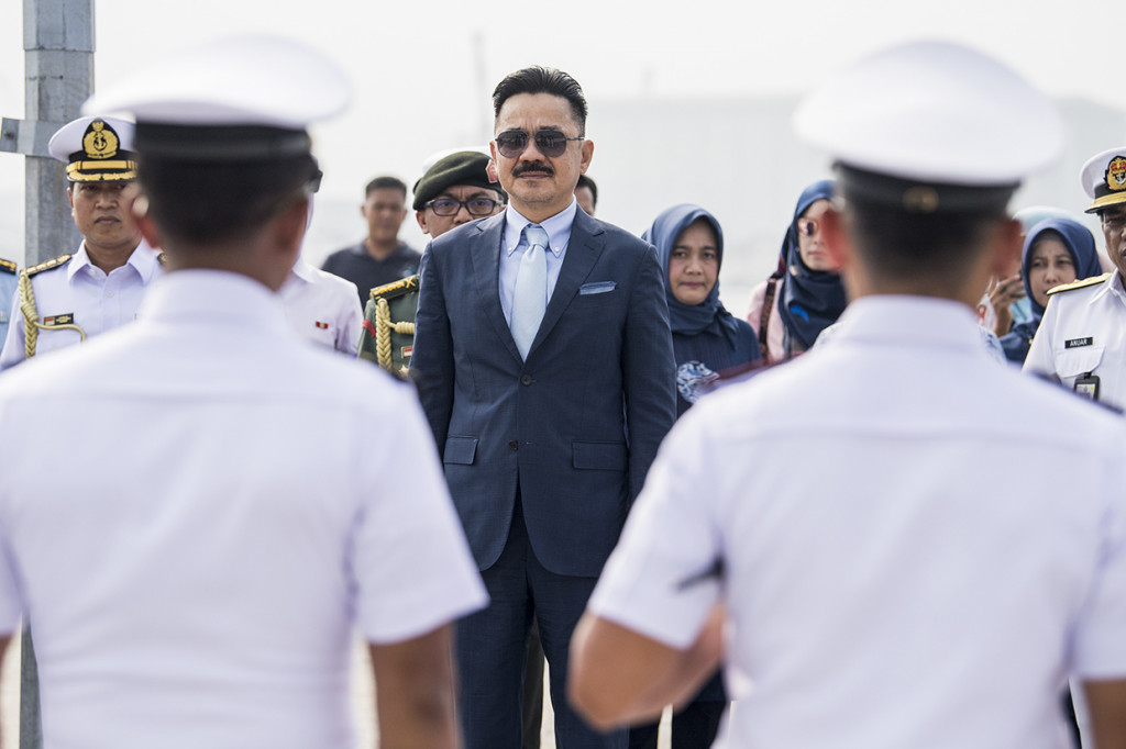 Duta Besar Indonesia untuk Malaysia Rusdi Kirana (tengah) menyambut kedatangan KRI Bima Suci di Pelabuhan Klang, Selangor, Malaysia.