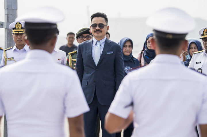 Duta Besar Indonesia untuk Malaysia Rusdi Kirana (tengah) menyambut kedatangan KRI Bima Suci di Pelabuhan Klang, Selangor, Malaysia.