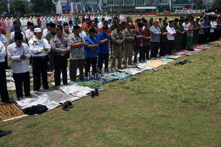 Ratusan anggota Forum Komunikasi Pimpinan Daerah (Forkompimda) Banyumas, Jawa Tengah (Jateng) bersama warga mengikuti salat Istiska di Alun-alun Purwokerto pada Selasa, 24 September 2019. 
