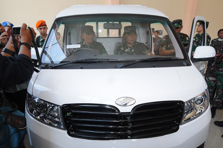 Kepala Staf TNI Angkatan Udara (KSAU), Marsekal TNI Yuyu Sutisna, bersama sejumlah stafnya datang langsung ke pabrik mobil Esemka, PT Solo Manufaktur Kreasi di Boyolali.