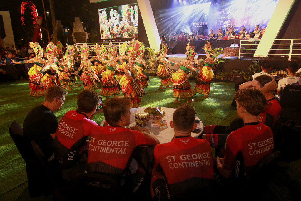 Sejumlah pebalap sepeda menikmati pertunjukan tarian pada pembukan Kejuaraan Internasional Tour de Banyuwangi Ijen (ITdBI) 2019 di Banyuwangi.
