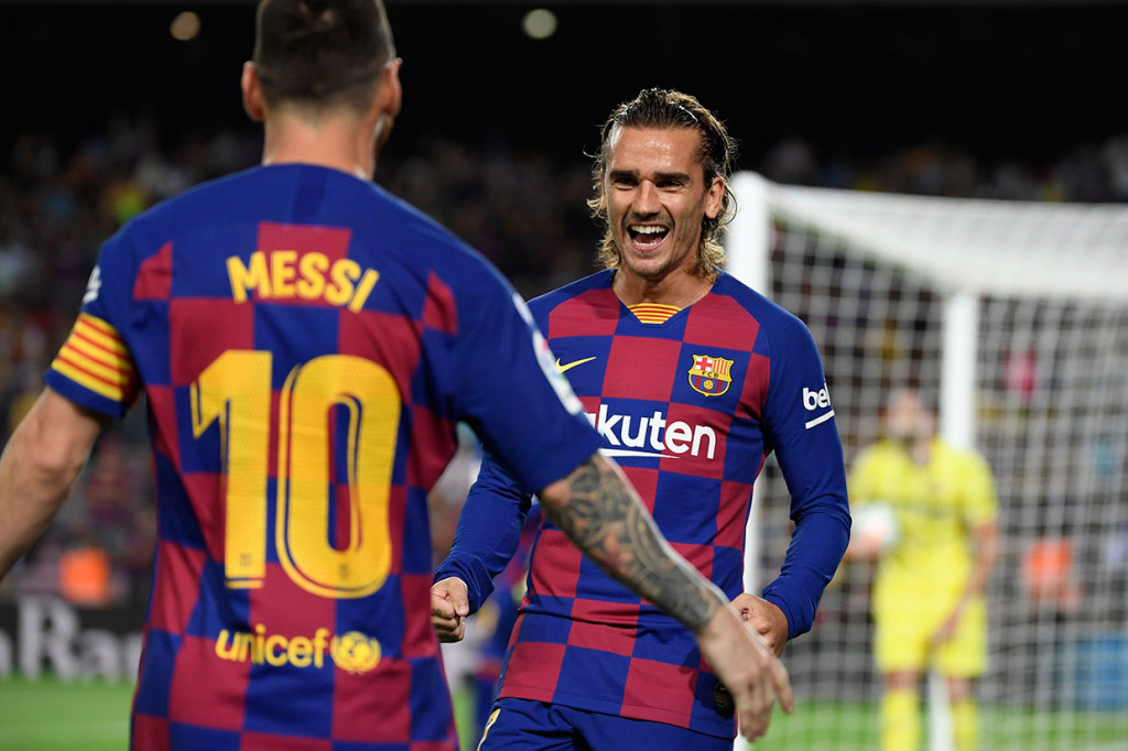 Antoine Griezmann melakukan selebrasi bersama Messi.