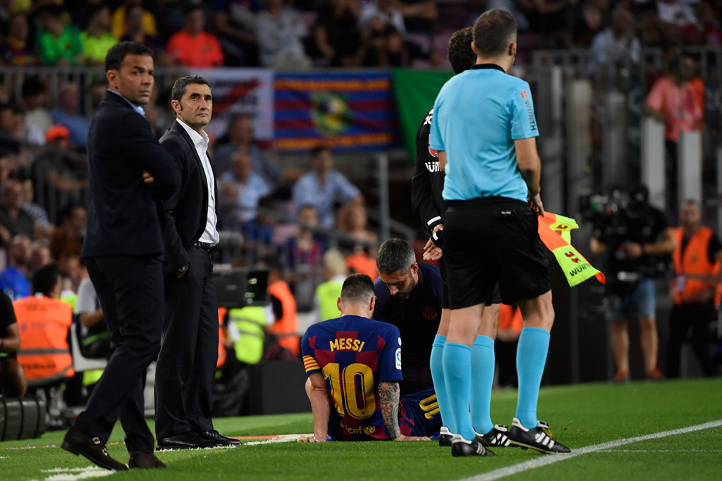 Lionel Messi yang baru saja kembali merumput tampaknya mengalami masalah dengan paha kirinya. La Pulga sempat mendapat perawatan medis pada menit ke-28.