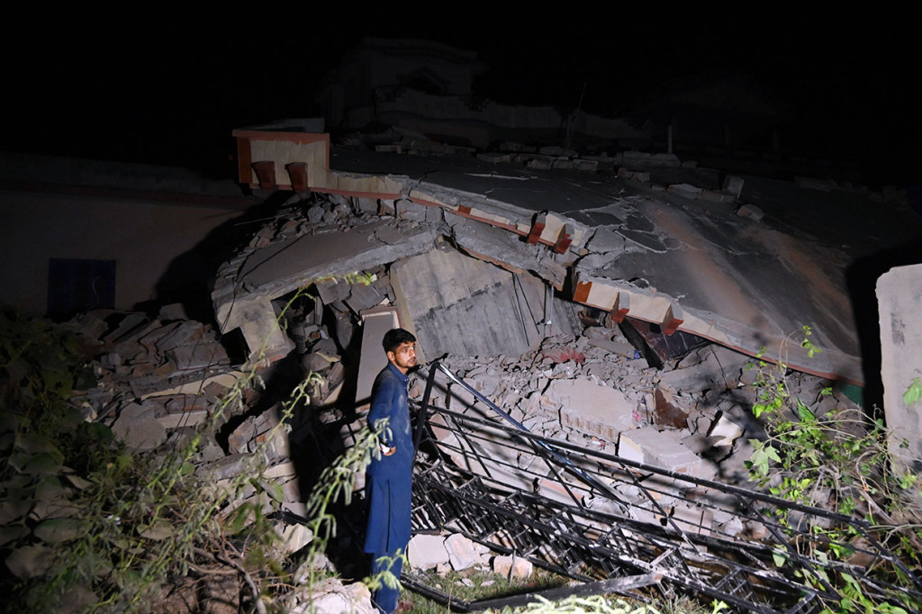 Gempa dengan kekuatan maknitudo 5,2 dan kedalaman 10 km mengguncangn wilauah Pakistan timur laut pada Selasa sore. Sedikitnya 19 orang tewas dan 300 lainnya luka-luka akibat bencana alam tersebut.