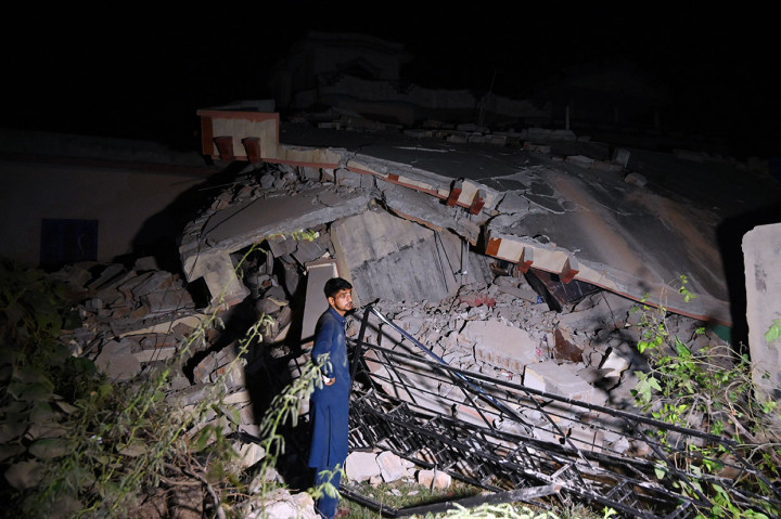Gempa dengan kekuatan maknitudo 5,2 dan kedalaman 10 km mengguncangn wilauah Pakistan timur laut pada Selasa sore. Sedikitnya 19 orang tewas dan 300 lainnya luka-luka akibat bencana alam tersebut.