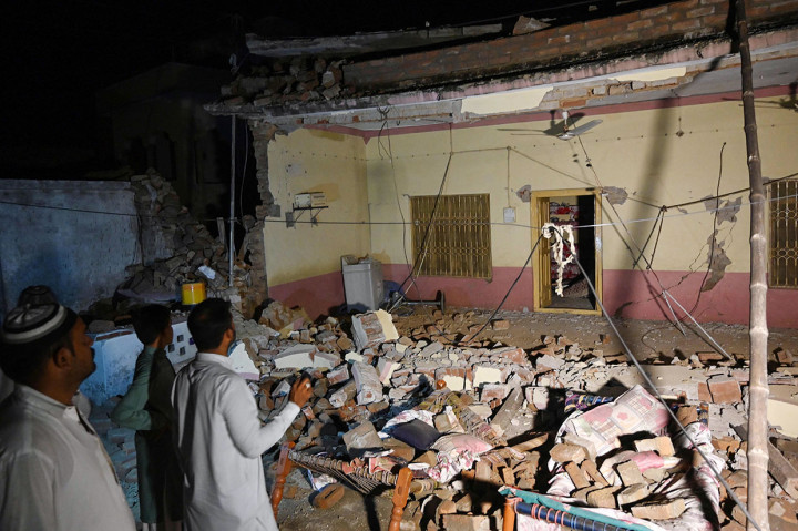 Episentrum gempa berkekuatan 5,2 maknitudo tersebut berada di dekat Kota Mirpur di Kashmir, sekitar 20 kilometer utara Jhelum di provinsi pertanian Punjab, menurut data yang dirilis oleh US Geological Survey.