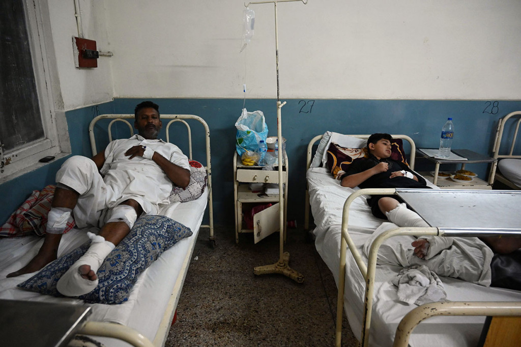 Korban luka-luka akibat gempa dirawat di sejumlah rumah sakit di Mirpur.