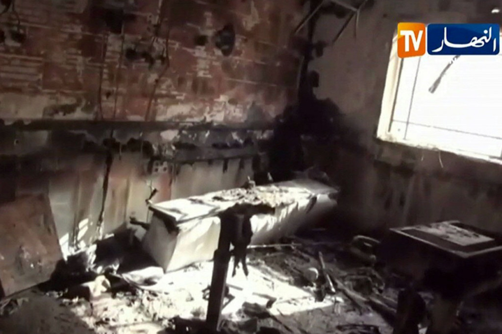 Gambar yang diambil dari cuplikan video TV Ennnahar di Aljazair pada 24 September 2019, menunjukkan kerusakan akibat kebakaran di rumah sakit bersalin di timur kota Oued Souf, 500 kilometer tenggara ibu kota, Aljir.