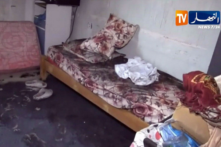 Penyebab kebakaran belum diketahui. Menurut televisi publik Aljazair, penyelidikan awal menyebutkan bahwa perangkat listrik anti-nyamuk mengalami hubungan pendek arus listrik dan menyebabkan kebakaran.